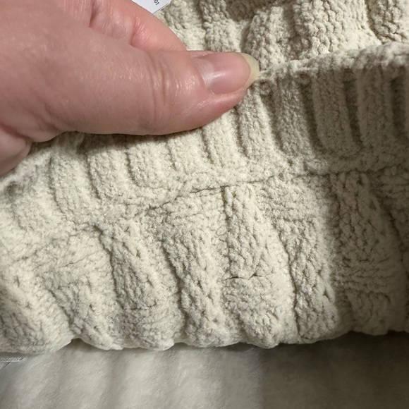 NWT Lululemon Cable Knit Pom Beanie main image 5